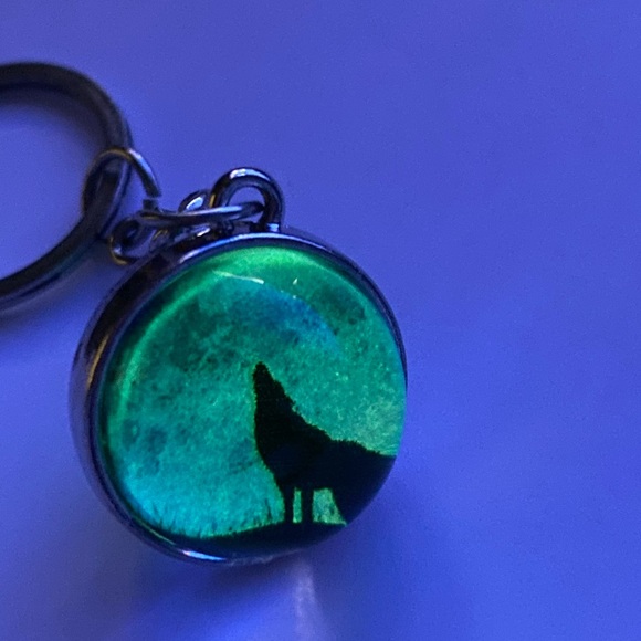 Wolf keychain glow in dark with light - Picture 3 of 4